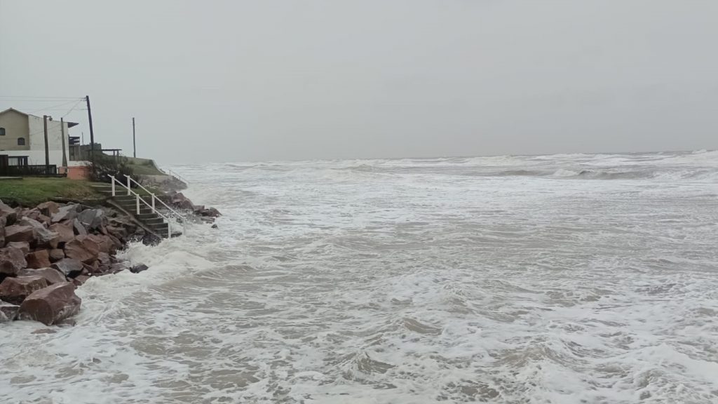 Swell da onda polar e ciclone podem causar forte ressaca do mar na costa