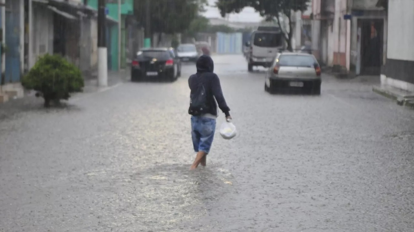 Foto mostra chuva em Porto Alegre por frente fria
