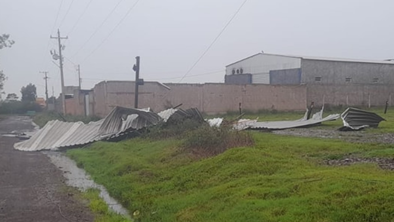 Foto mostra destelhamento na chegada da frente fria em Quaraí Foto mostra destelhamento na chegada da frente fria em Quaraí
