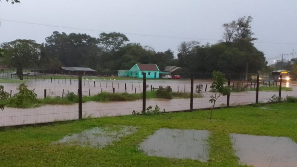 Chuva provoca emergência e rios sobem com desabrigados no interior