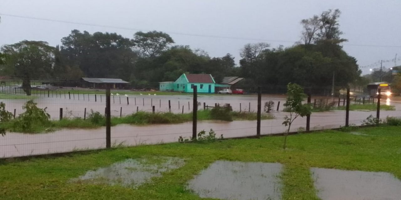 <span class="entry-title-primary">Chuva provoca emergência e rios sobem com desabrigados no interior</span> <h2 class="entry-subtitle">Chuva volumosa no interior gaúcho provoca estragos em vários municípios e Oeste enfrenta cheias de rios com desabrigados </h2>