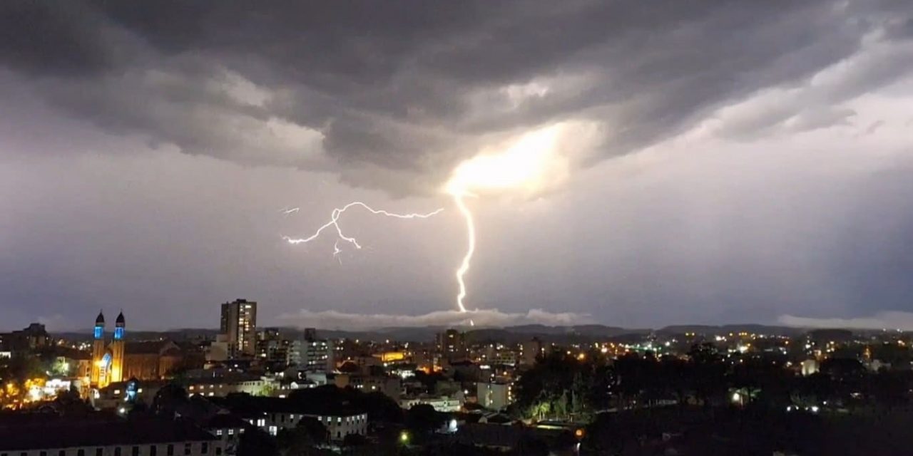 <span class="entry-title-primary">Pergunta e resposta: como será a mudança do tempo no fim de semana</span> <h2 class="entry-subtitle">Mudança do tempo é prevista para este fim de semana no Rio Grande do Sul com prognóstico de chuva em todas as regiões </h2>