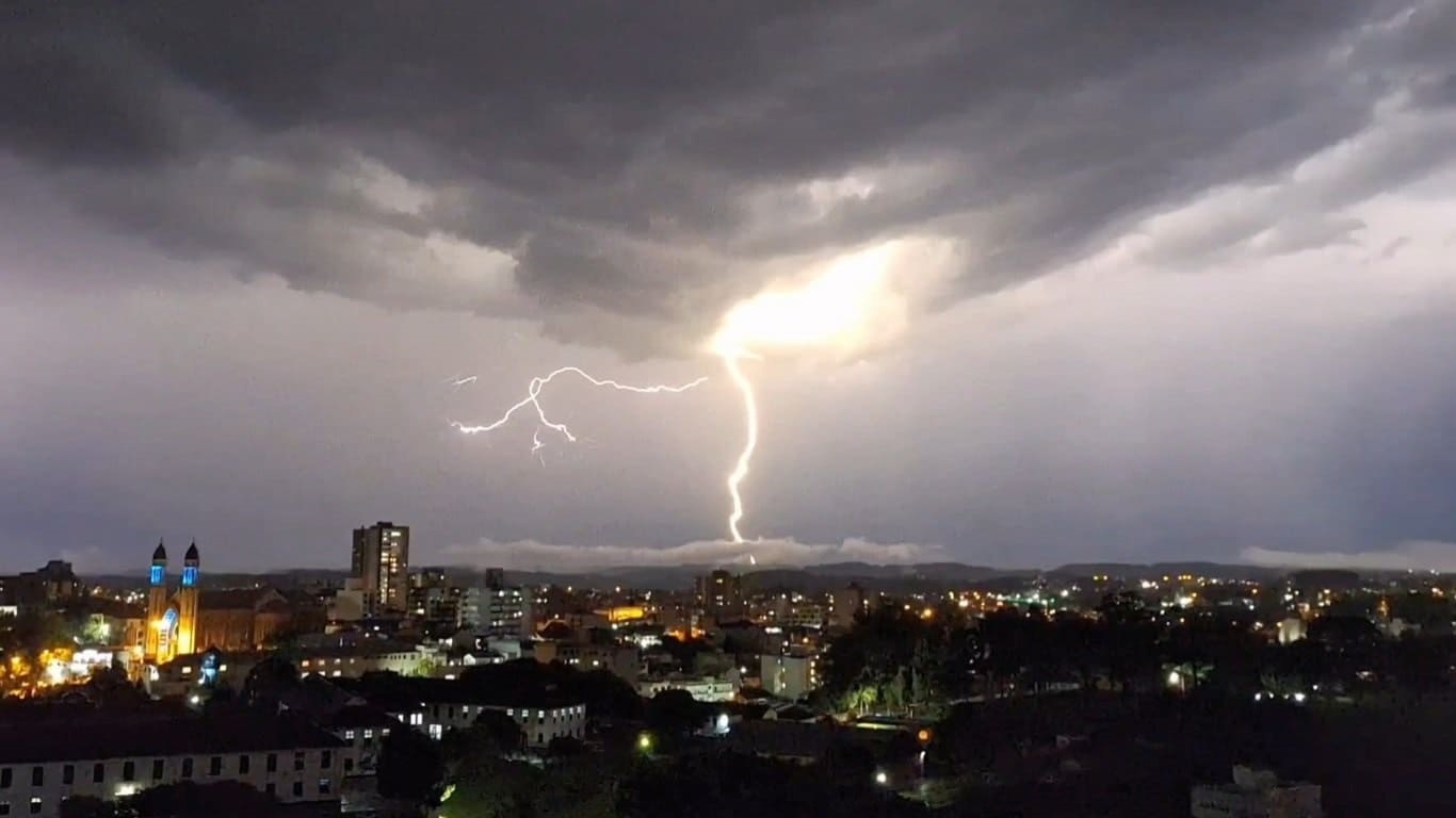 Raios em Caxias do Sul Raios durante mudança do tempo em Caxias do Sul