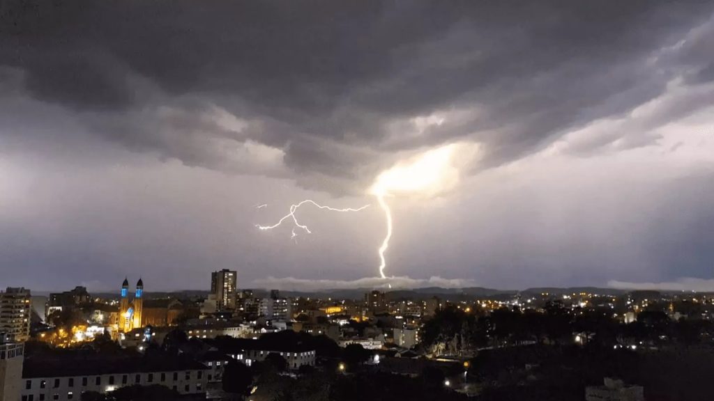 Dois dias de alto risco trazem ameaça de chuva intensa e tempestades