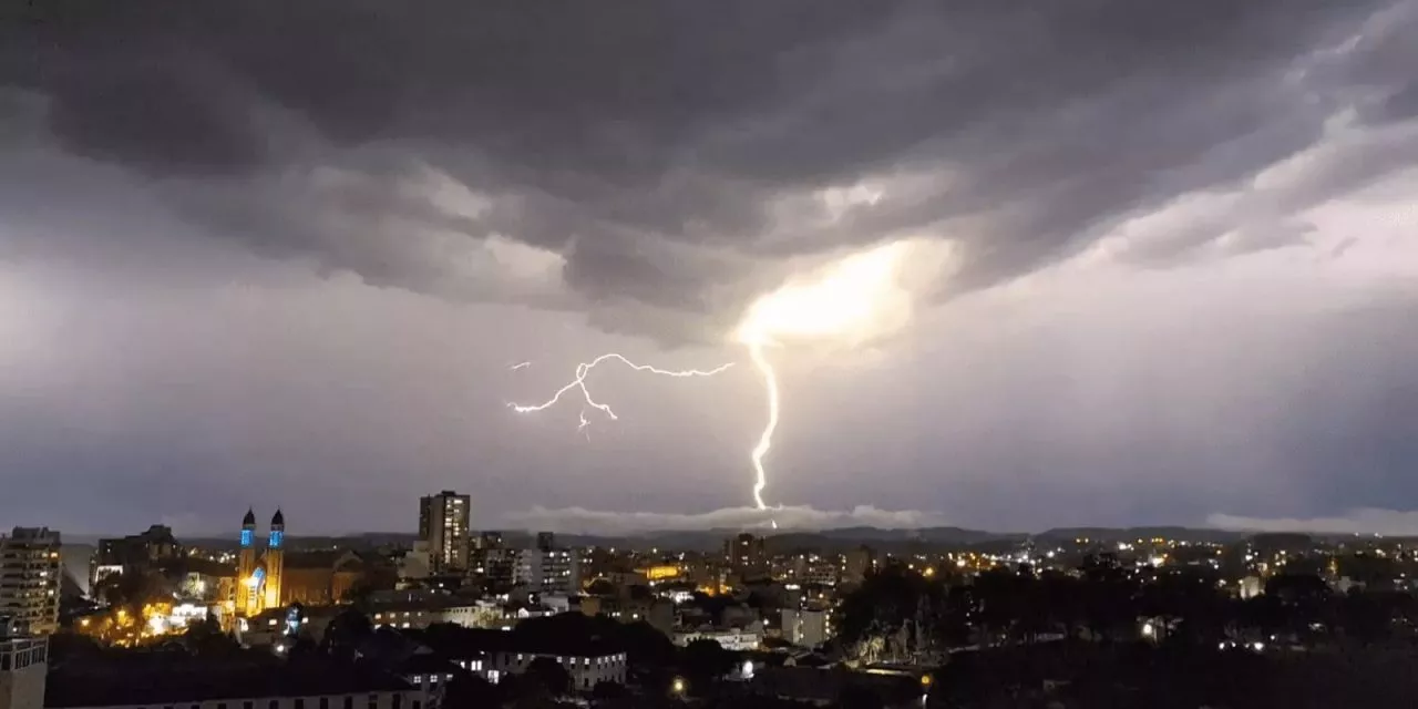 <span class="entry-title-primary">Dois dias de alto risco trazem ameaça de chuva intensa e tempestades</span> <h2 class="entry-subtitle">Amanhã e sexta serão dias de alto risco meteorológico no Rio Grande do Sul com elevada probabilidade de chuva intensa e tempestades </h2>