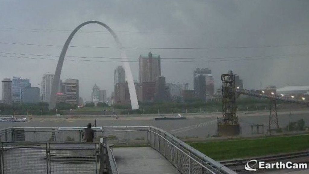 Tornados atravessa uma das principais cidades dos EUA; veja as imagens