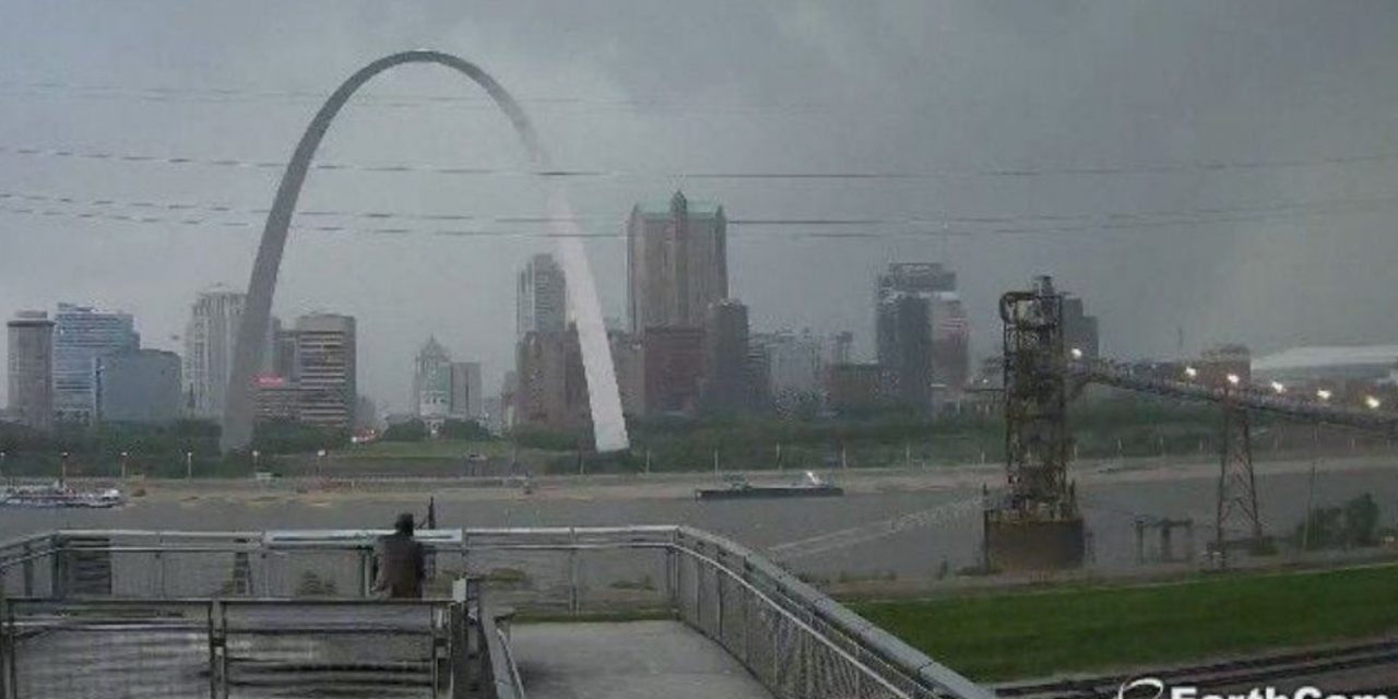 <span class="entry-title-primary">Tornados atravessa uma das principais cidades dos EUA; veja as imagens</span> <h2 class="entry-subtitle">Um tornado atravessou a cidade e área metropolitana da cidade norte-americana de Saint Louis com ao menos quatro mortos </h2>