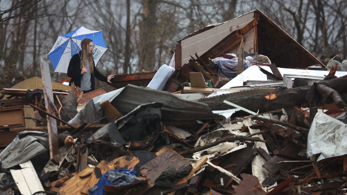Onda de tornados nos Estados Unidos com destruição no Kentucky Foto mostra onda de tornados nos Estados Unidos com destruição no Kentucky