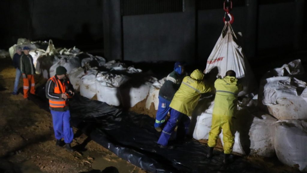 Guaíba sobe rápido e atinge cota de alerta com represamento por vento