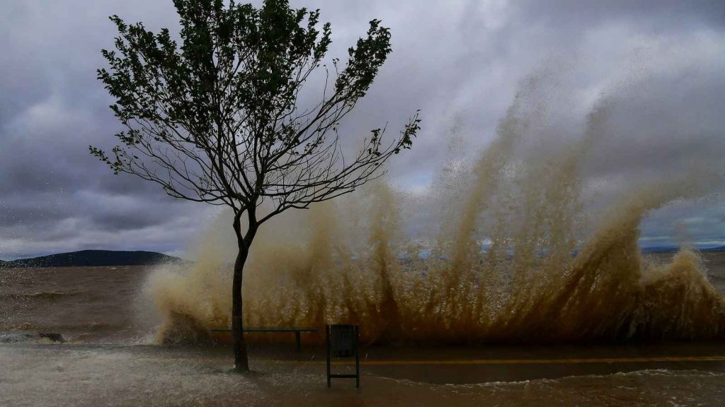 Vento forte pode causar rápida subida do Guaíba e grande ondulação