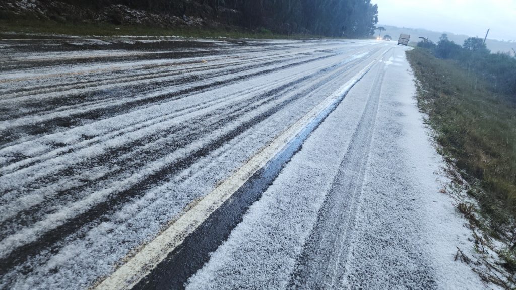 Granizada em Santa Catarina cobre rodovia e provoca acidentes