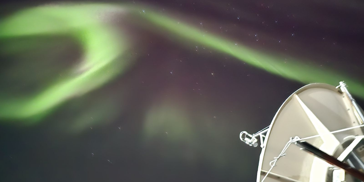 <span class="entry-title-primary">Aurora austral, as “luzes do Sul”, teve aparição rara ontem na Antártida</span> <h2 class="entry-subtitle">O fenômeno incrível e raro espalhou luzes esverdeadas no céu na noite de ontem na base de Belgrano, na Antártida</h2>