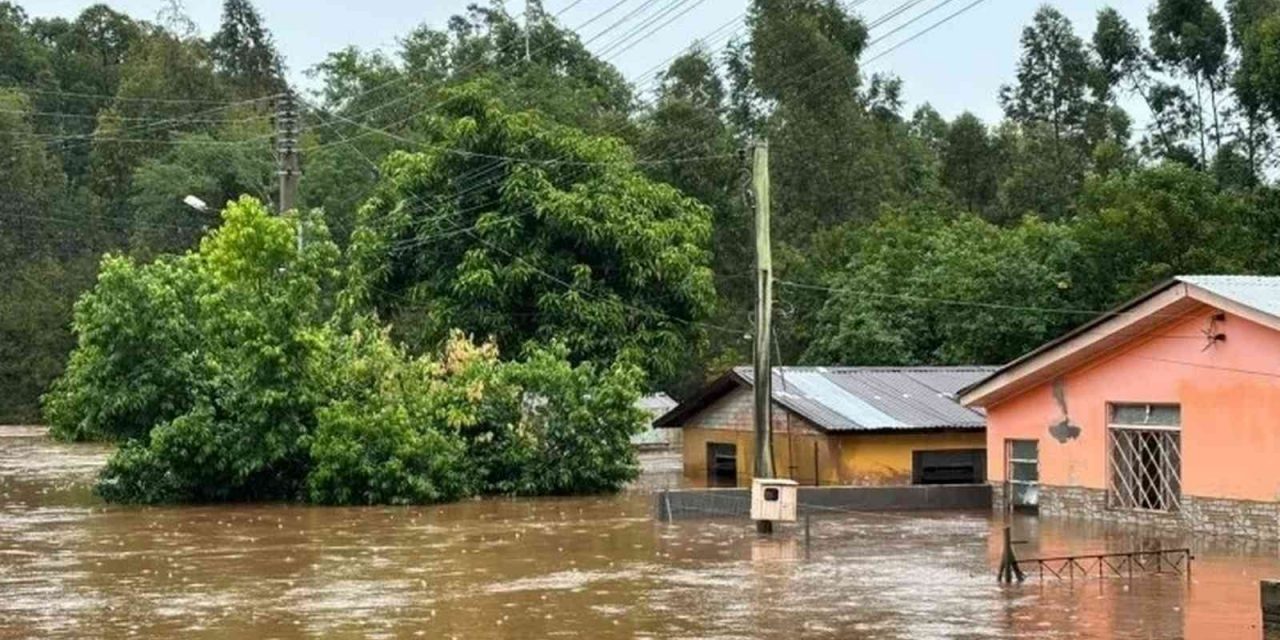 <span class="entry-title-primary">Três mortes e seis mil fora de casa pelas enchentes no Rio Grande do Sul</span> <h2 class="entry-subtitle">Quase cem municípios reportam danos em consequência da chuva extrema que deixa milhares fora de casa no estado </h2>