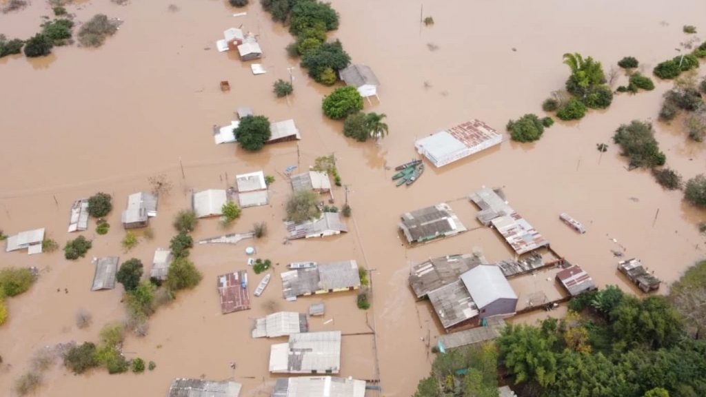 Mais de 120 cidades com estragos pela chuva e enchentes no RS