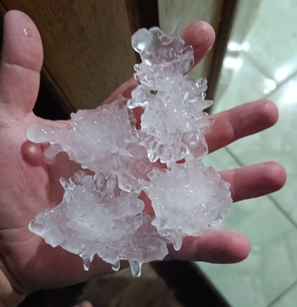 Granizo causou destruição e interditou rodovia