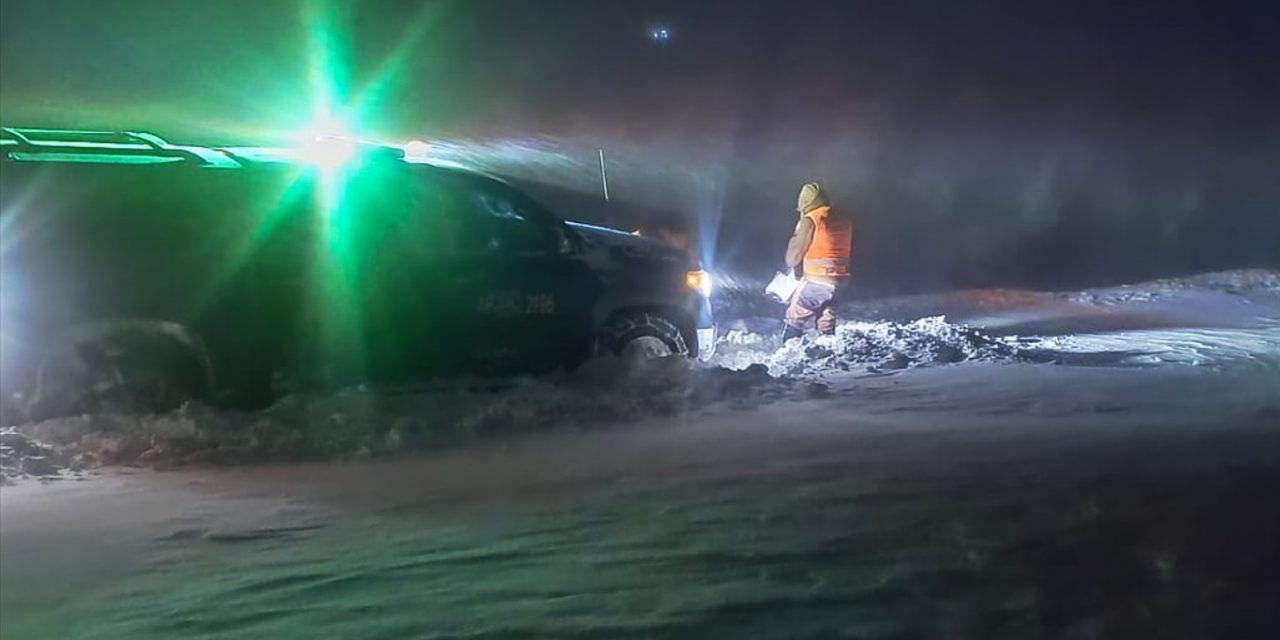 <span class="entry-title-primary">Nevasca isola grupo de brasileiros a 4000 metros de altitude no Chile</span> <h2 class="entry-subtitle">Tempestade de neve na região do Atacama isola um grupo de turistas nos Andes e bombeiros chilenos tentam resgate </h2>