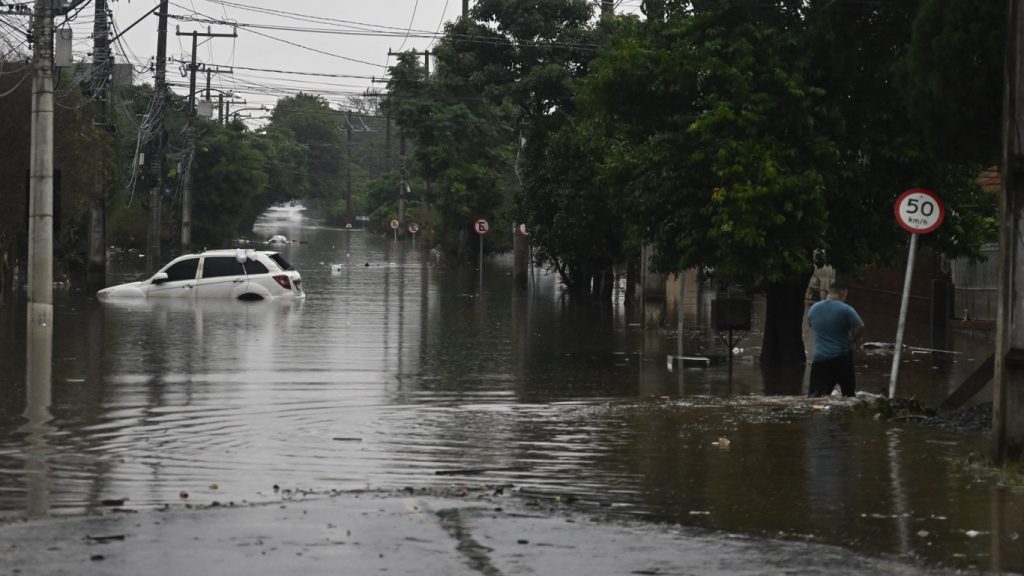 Chuva não dá trégua e situação piora a cada hora na Grande Porto Alegre