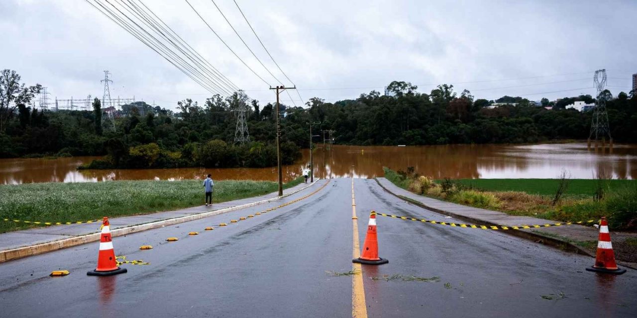 <span class="entry-title-primary">Chuva está de volta com rios ainda fora do leito no Rio Grande do Sul</span> <h2 class="entry-subtitle">Chuva retornou ao Rio Grande do Sul neste domingo e segue em parte da segunda com rios ainda fora do leito e enchentes </h2>