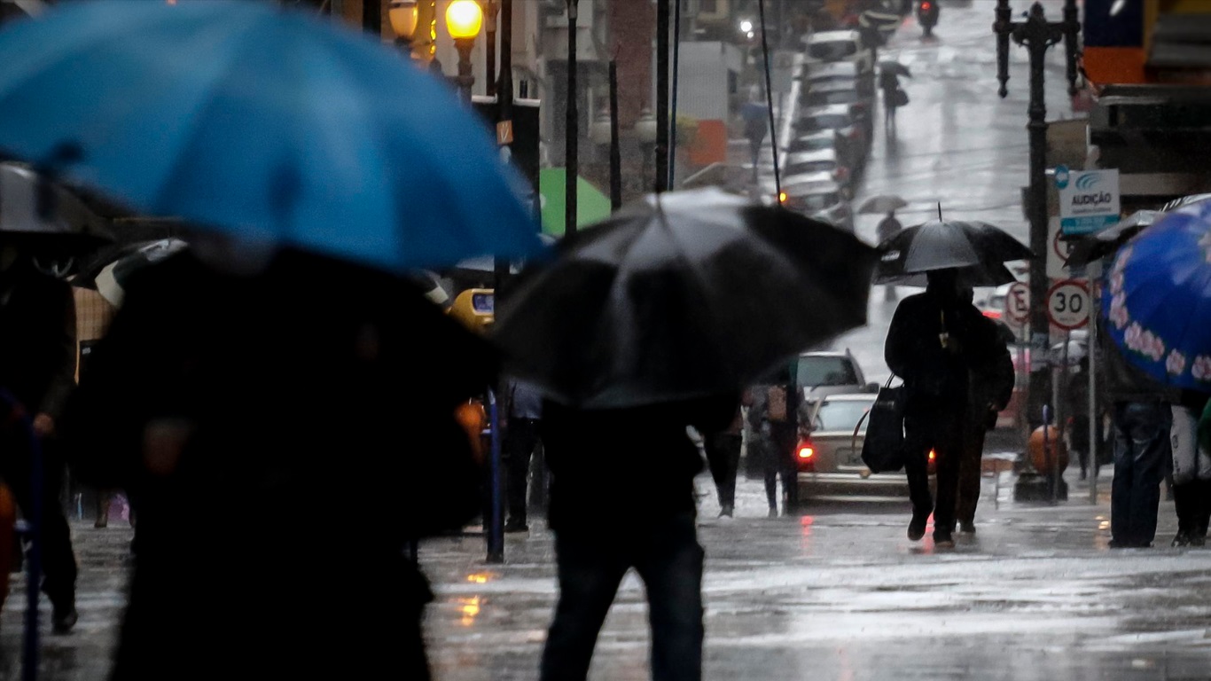 Chuva Foto mostra chuva em Porto Alegre por frente fria