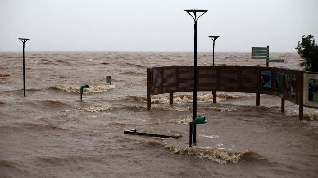 Baixa pressão vai trazer vento forte a intenso gelado neste domingo