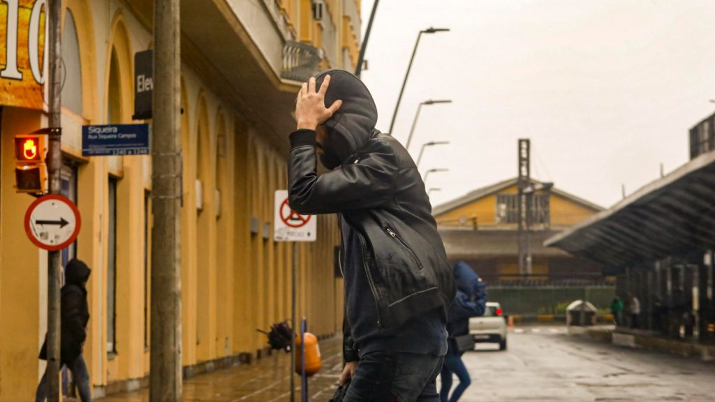 Domingo de rigor do inverno terá chuva, rajadas de vento e frio