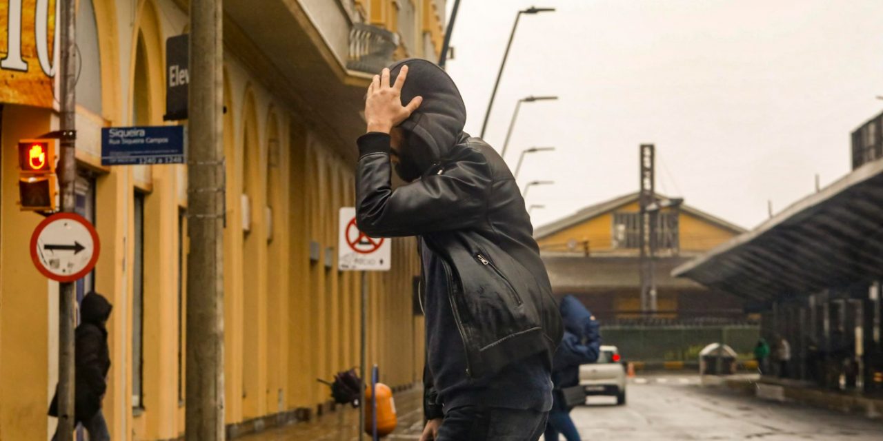 <span class="entry-title-primary">Domingo de rigor do inverno terá chuva, rajadas de vento e frio</span> <h2 class="entry-subtitle">Frente fria e baixa pressaão com ingresso de ar frio trarão um domingo clássico de inverno com chuva, vento e frio </h2>
