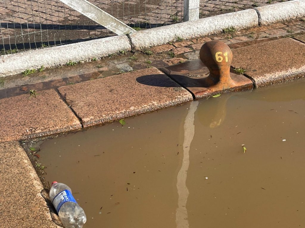 Guaíba perto da cota de inundação no Cais Mauá do Centro Histórico