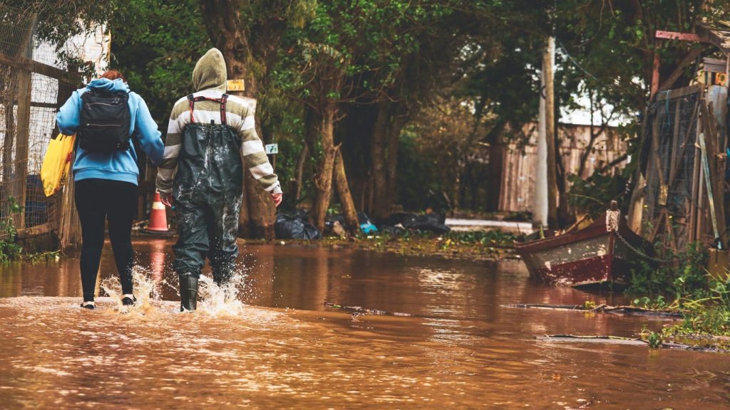 Guaíba atinge cota em que as ilhas de Porto Alegre começam a alagar
