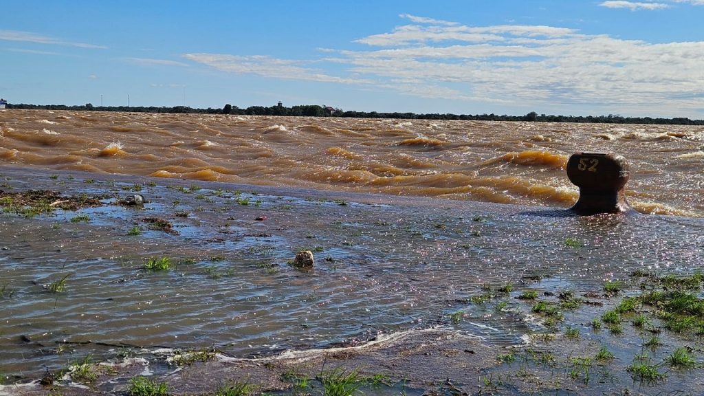 Guaíba extravasa no Cais da Mauá por forte ondulação e vento