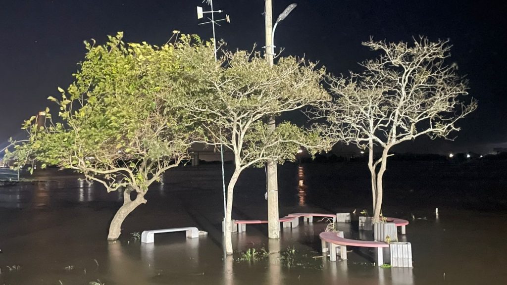 Guaíba transborda no Cais Navegantes e continua a subir em Porto Alegre