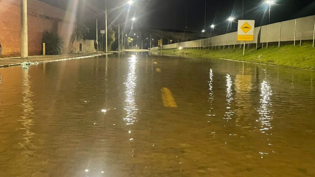 Fotos: Guaíba transborda no Cais Navegantes e inunda clubes