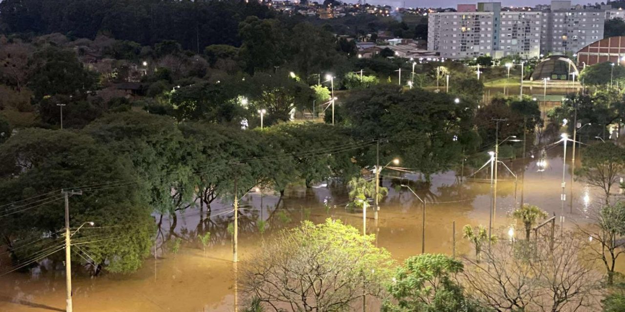 <span class="entry-title-primary">Semana começa com vários rios fora do leito no Rio Grande do Sul</span> <h2 class="entry-subtitle">Volumes altos de chuva do fim de semana traz cheias de diversos rios do Rio Grande do Sul neste começo de semana </h2>