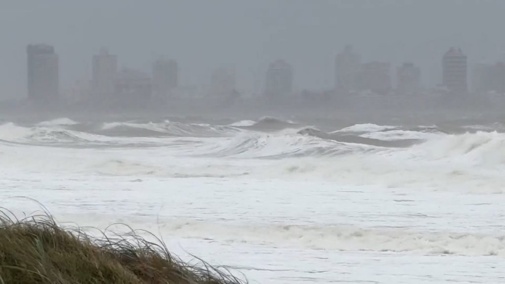 Uruguai enfrenta neve, forte ressaca e estragos por vento de ciclone