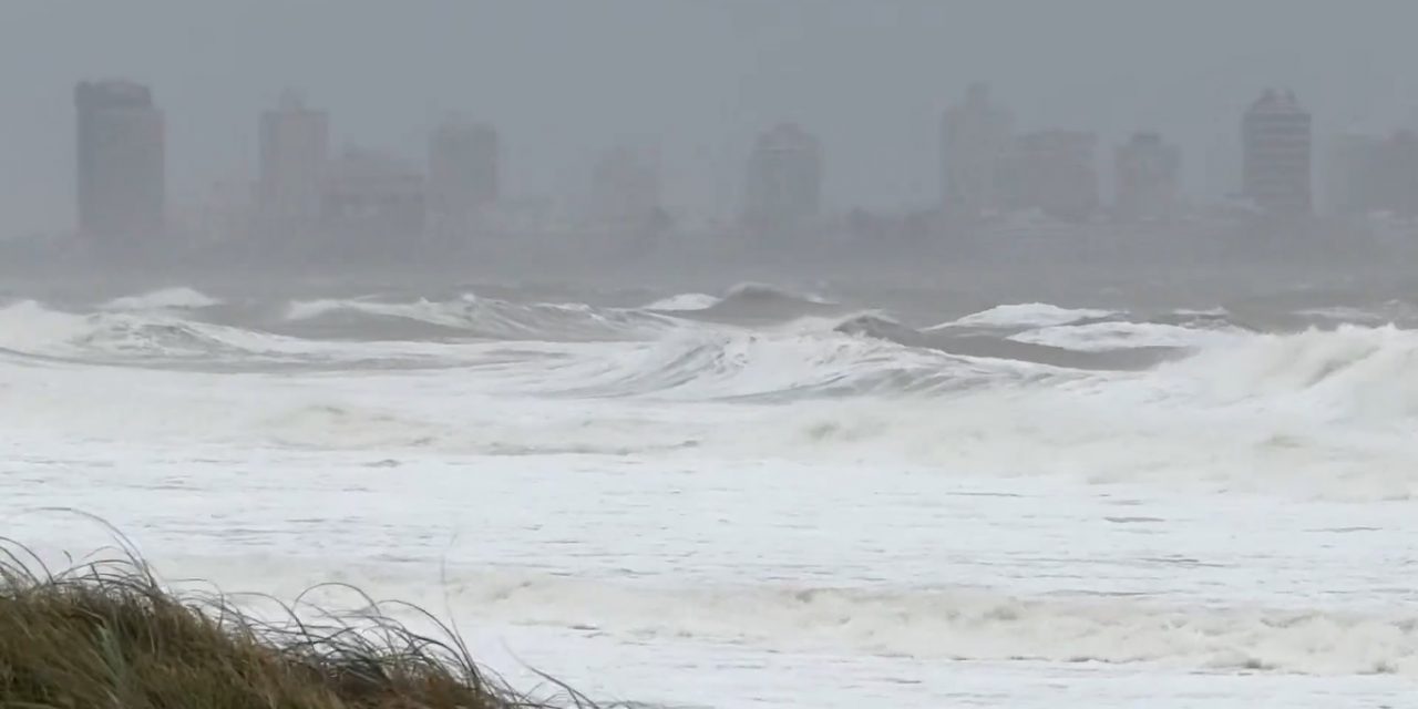 <span class="entry-title-primary">Uruguai enfrenta neve, forte ressaca e estragos por vento de ciclone</span> <h2 class="entry-subtitle">Uruguai teve um dia dia condições extremamente adversas com frio extremo, neve, ressaca do mar e vento intenso de ciclone</h2>
