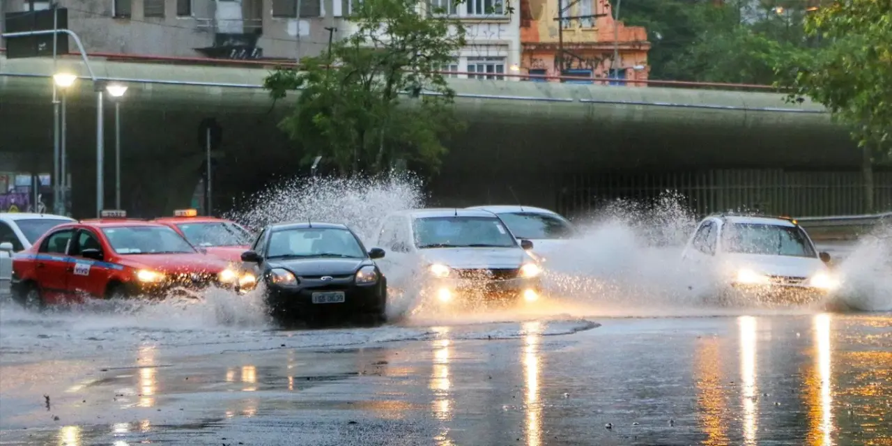 <span class="entry-title-primary">Chuva volta a ganhar força no Rio Grande do Sul nesta quarta-feira</span> <h2 class="entry-subtitle">Volumes elevados de chuva são esperados em parte do Rio Grande do Sul nesta quarta-feira e Porto Alegre está na zona de risco </h2>
