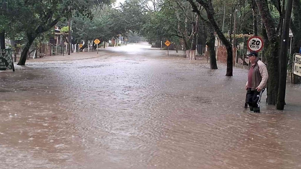 Rios transbordam, alagam cidades e enchente chegará ao Guaíba
