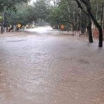 Rios transbordam, alagam cidades e enchente chegará ao Guaíba