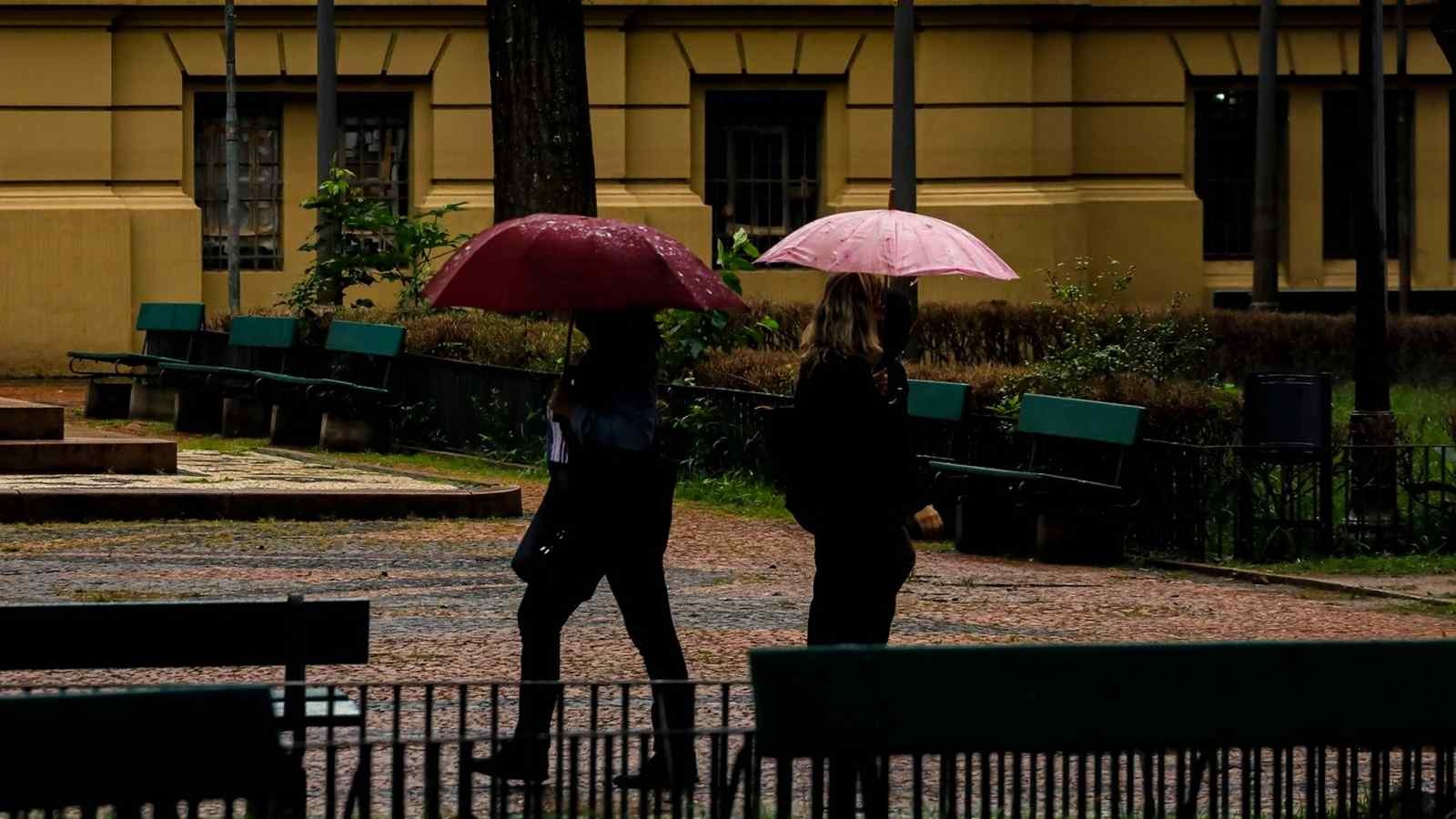 Foto mostra tempo chuvoso em Porto Alegre