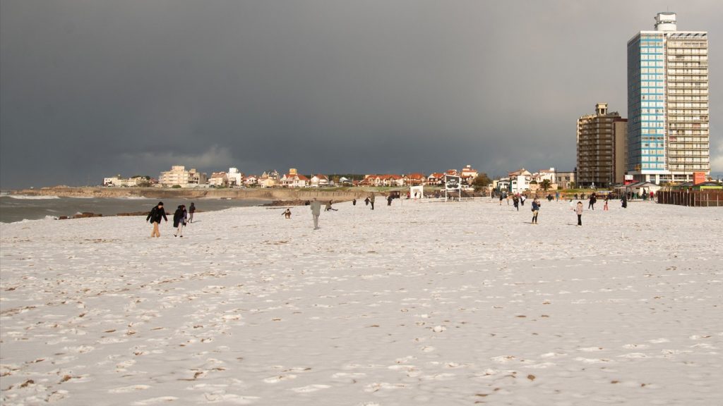 Neve na praia faz Argentina recordar histórica nevasca de 1991