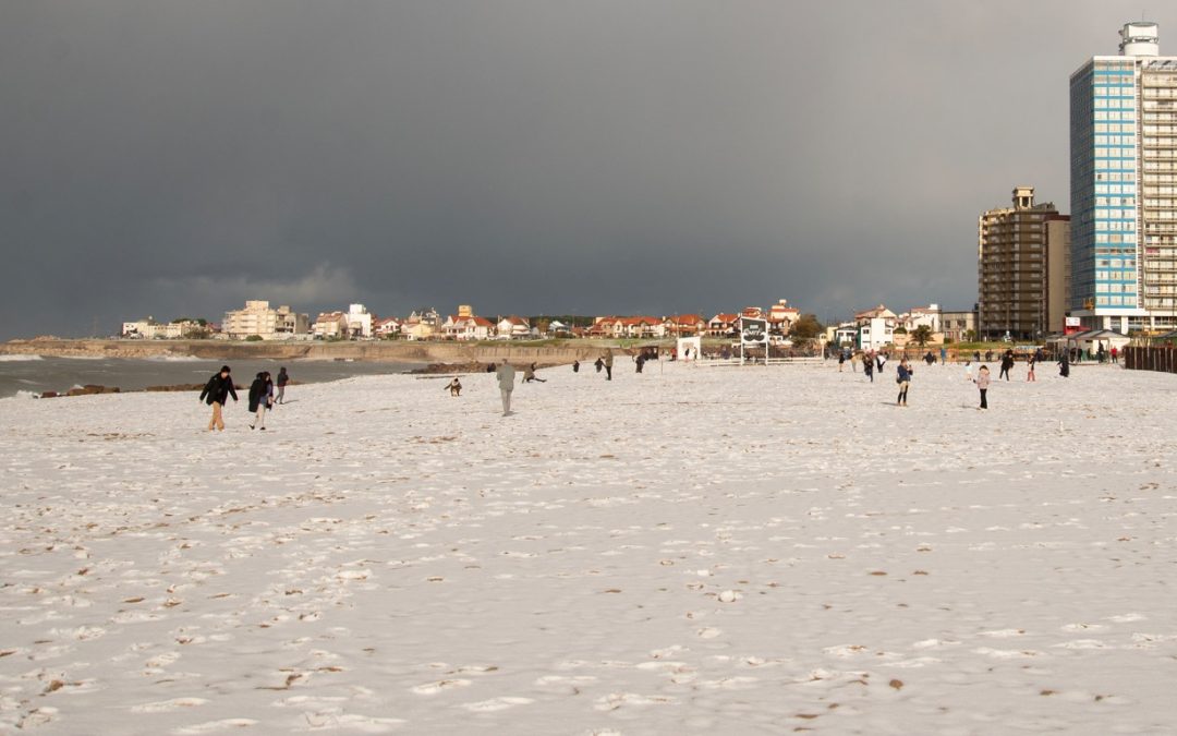 Neve na praia faz Argentina recordar histórica nevasca de 1991 Neve em praias da província de Buenos Aires trouxe memória da grande nevasca do primeiro dia de agosto de 1991