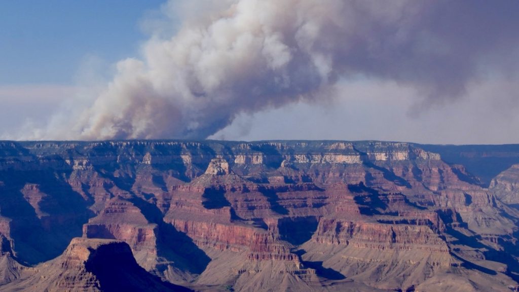 Incêndio florestal destrói hotel histórico no Grand Canyon