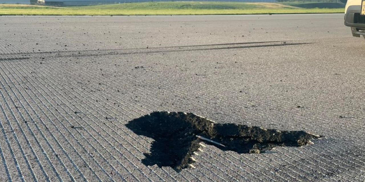 <span class="entry-title-primary">Raio abre buraco de um metro em pista de aeroporto dos Estados Unidos</span> <h2 class="entry-subtitle">Raio durante intensa tempestade abriu um grande buraco na pista do Aeroporto Regional de Shenandoah Valley</h2>