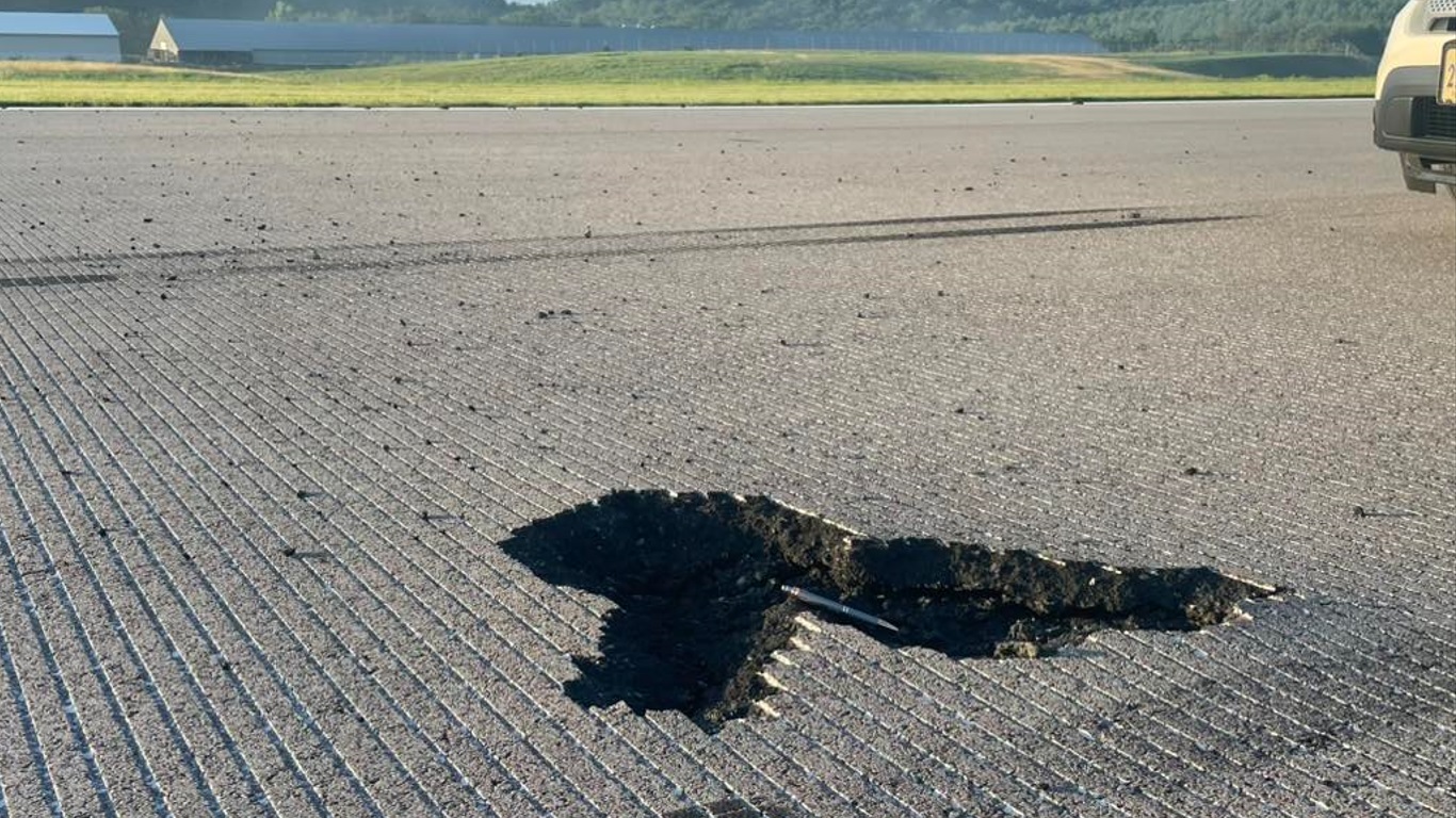 <span class="entry-title-primary">Raio abre buraco de um metro em pista de aeroporto dos Estados Unidos</span> <h2 class="entry-subtitle">Raio durante intensa tempestade abriu um grande buraco na pista do Aeroporto Regional de Shenandoah Valley</h2>