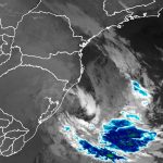 Circulação de baixa pressão na costa mantém a chuva e o frio