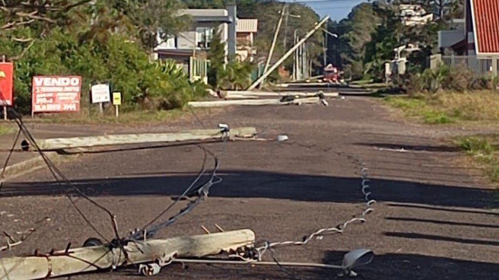 Calamidade e danos em vinte cidades após vento destrutivo do ciclone