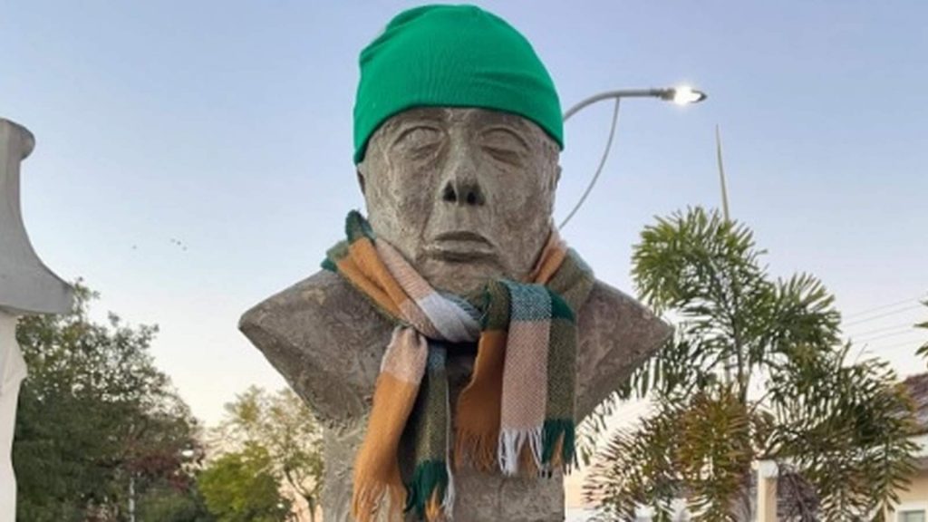 Frio faz cidade agasalhar estátua e inventar decreto de banho facultativo
