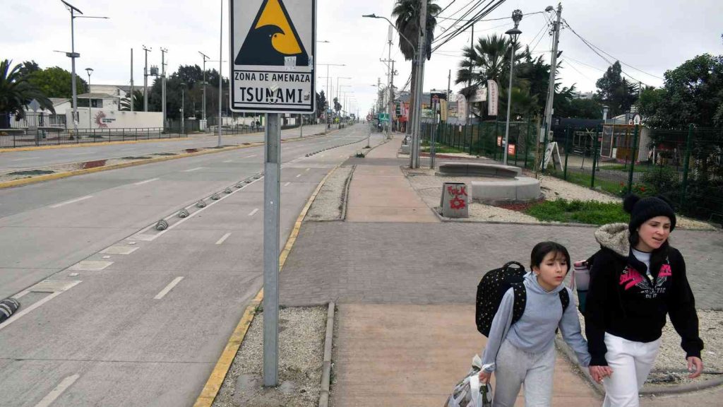 Tsunami chega ao Chile com até 2,5 metros e um milhão saem de casa
