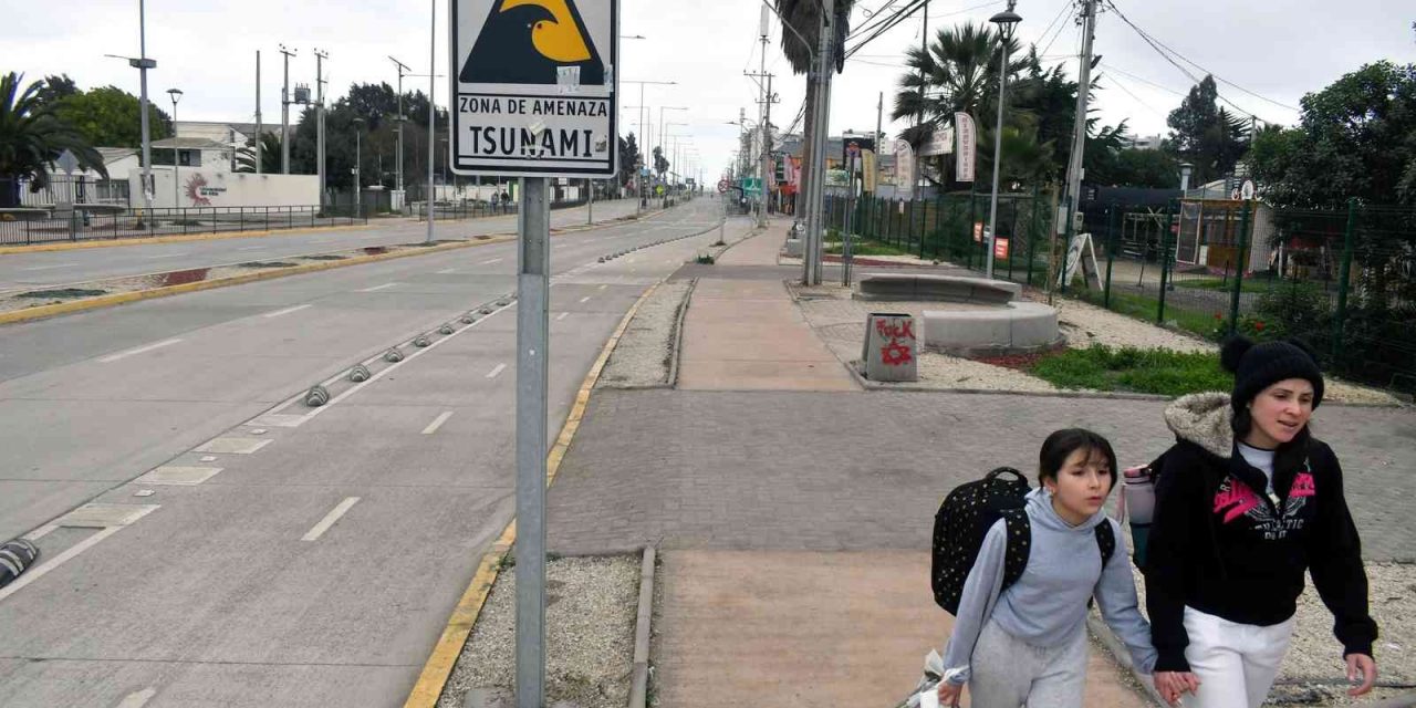 <span class="entry-title-primary">Tsunami chega ao Chile com até 2,5 metros e um milhão saem de casa</span> <h2 class="entry-subtitle">Tsunami do terremoto na Rússia chegou cerca de 20 horas depois ao Chile com elevação do mar de até 2,5 metros </h2>