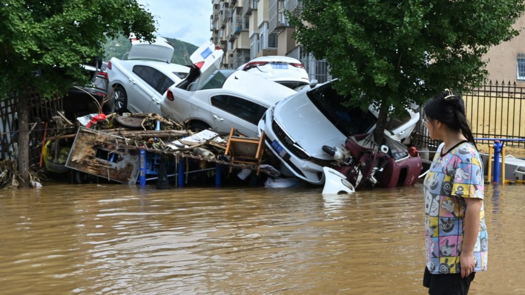 Chuva deixa destruição e dezenas de mortos na capital da China