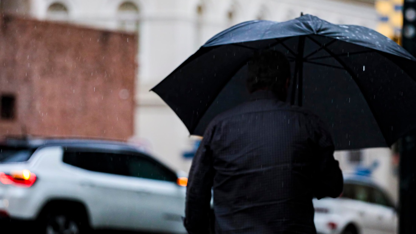 Foto mostra chuva em Porto Alegre por frente fria